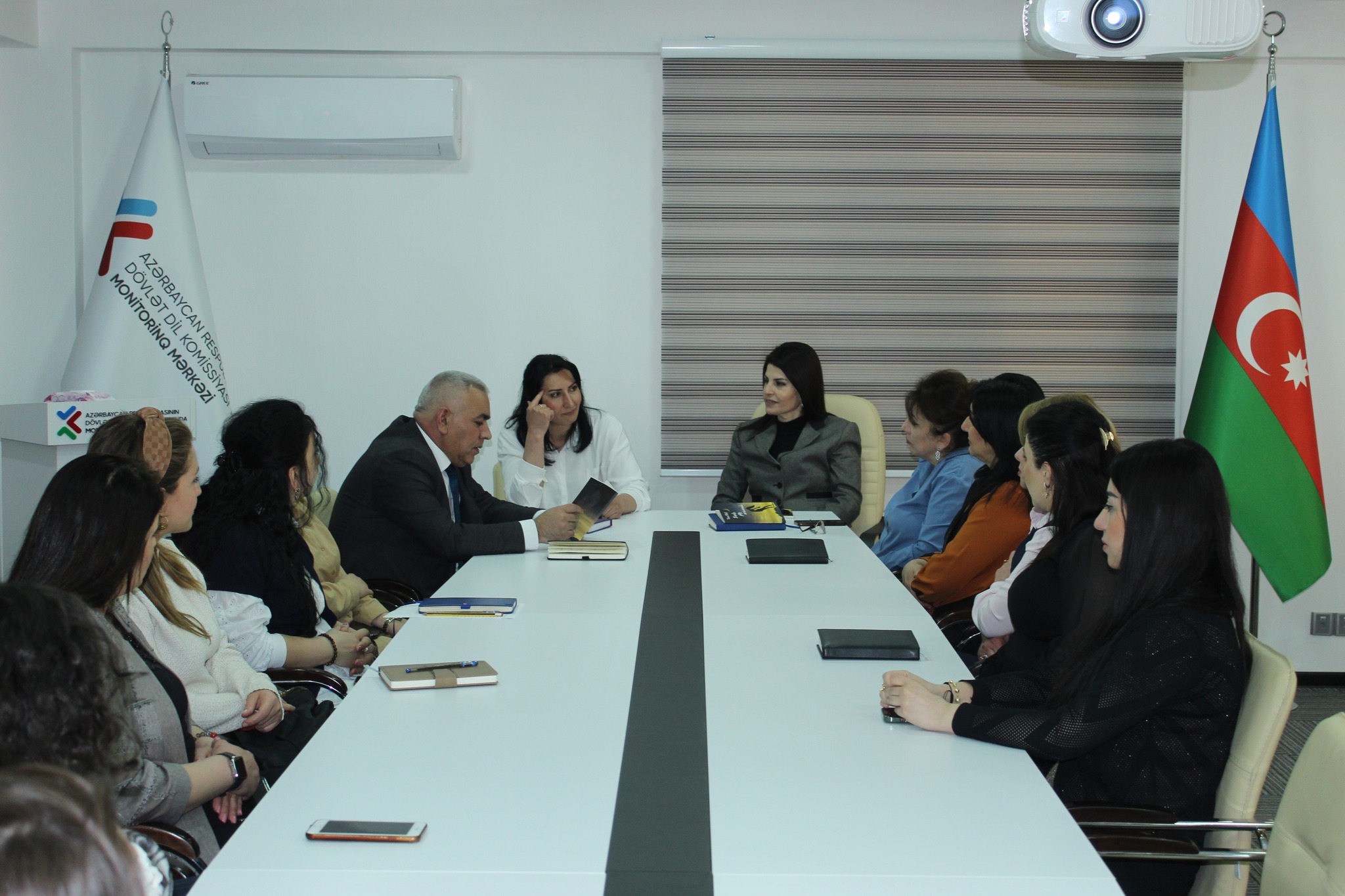 Azərbaycan Respublikasının Dövlət Dil Komissiyası yanında Monitorinq Mərkəzində “Ana dili və ziyalı təəssübkeşliyi” layihəsi çərçivəsində şair Turac Hilalla görüş keçirilmişdir. 