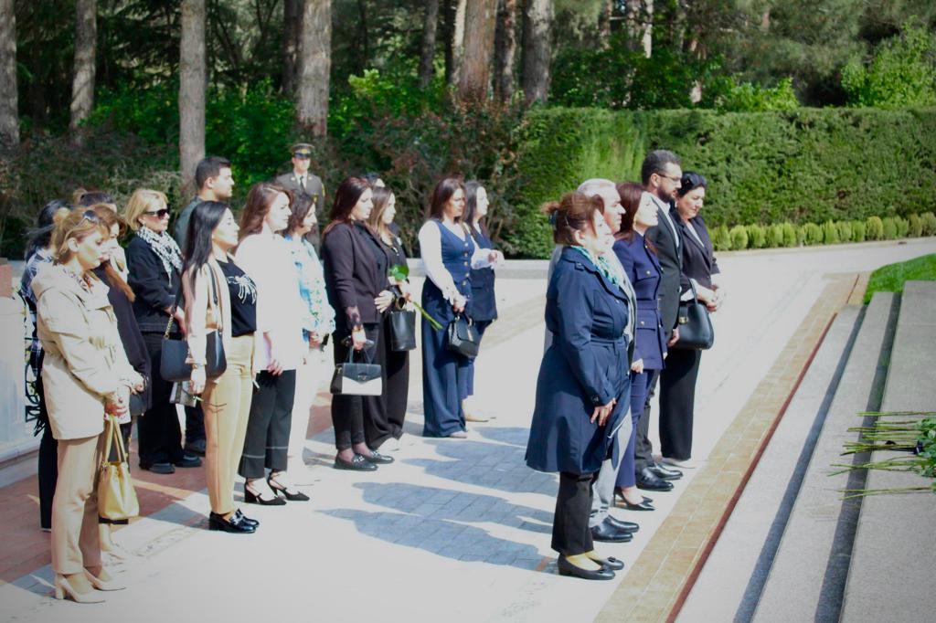 Azərbaycan Respublikasının Dövlət Dil Komissiyası yanında Monitorinq Mərkəzinin kollektivi Fəxri xiyabanda ümummilli lider Heydər Əliyevin məzarını ziyarət edərək əziz xatirəsini ehtiramla yad etmişdir..